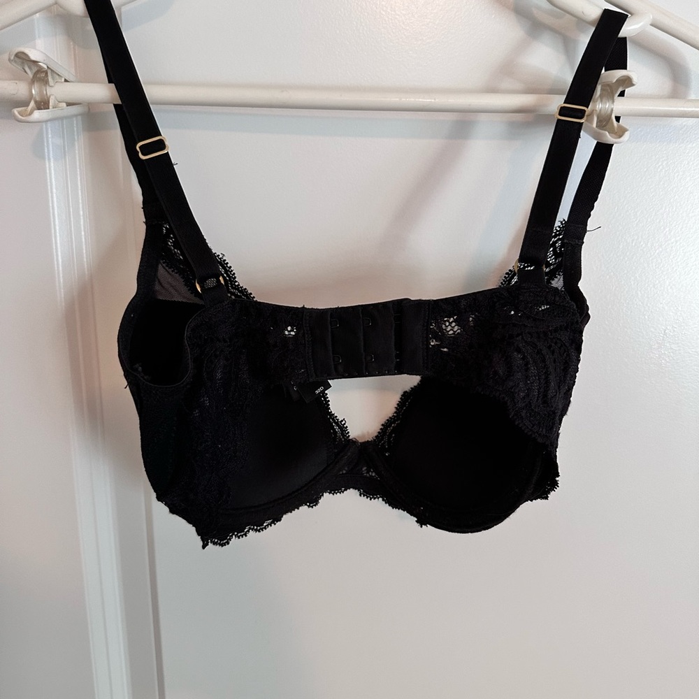 Natori Lace Bra. 32D.
